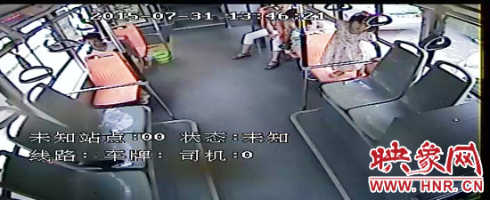 家長放任小孩在車廂內(nèi)玩耍，甚至站到座椅上。