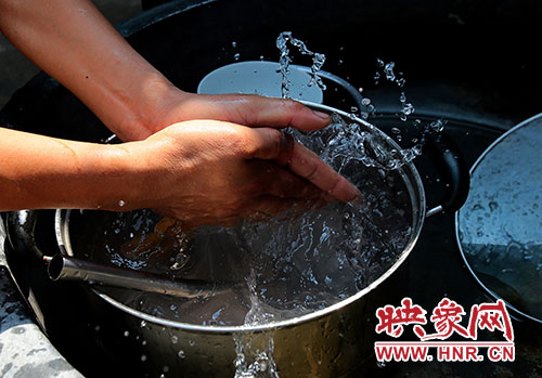 洗碗洗菜對于雙眼失明的張國敬來說，需要比常人花上更多的時間。