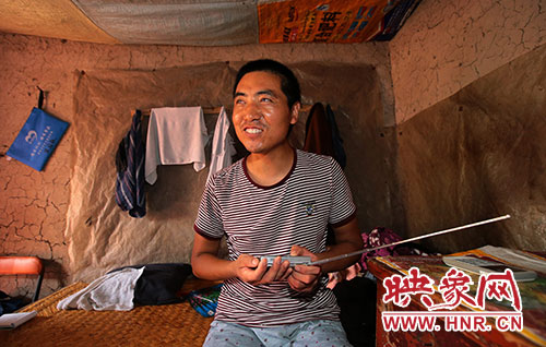 張國敬平時喜歡聽廣播，特別是各種歌曲節(jié)目。