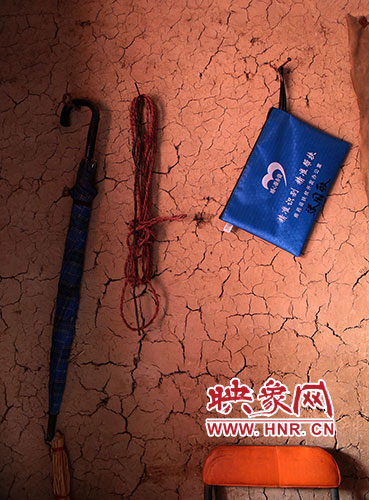 精準(zhǔn)扶貧的暖心服務(wù)袋，被張國敬掛在上墻最醒目的位置。