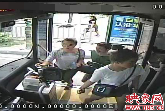 監(jiān)控顯示，竊賊偷女孩手機(jī)，公交車長幫忙要回手機(jī)。