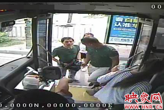 監(jiān)控顯示，竊賊偷女孩手機(jī)，公交車長幫忙要回手機(jī)。