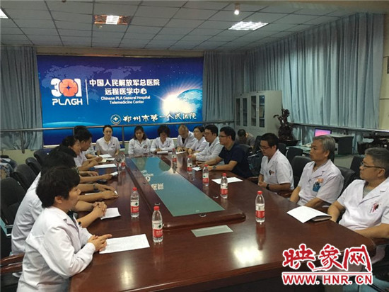 專(zhuān)家對(duì)三名貧困患者進(jìn)行會(huì)診