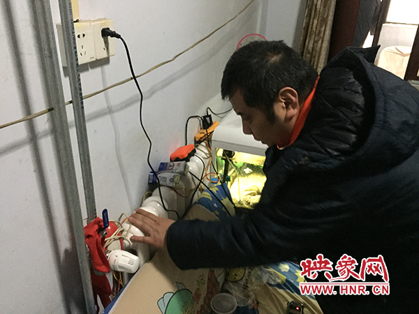 熱力公司工作人員檢查居民家中供暖情況 熱力公司工作人員檢查居民家中供暖情況