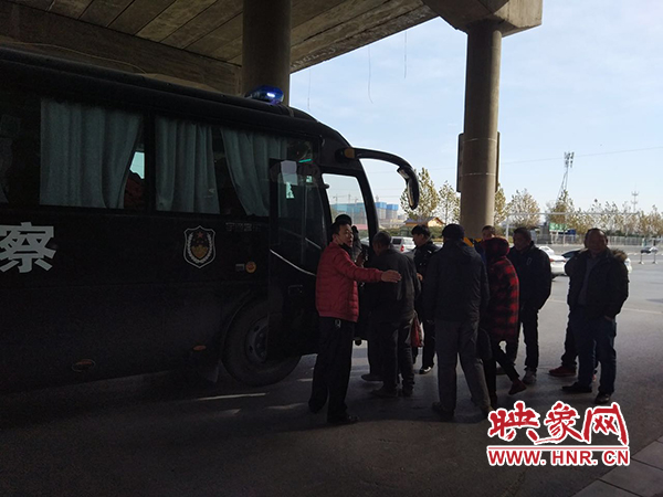 警方調(diào)來(lái)車(chē)輛，將超載人員轉(zhuǎn)運(yùn)走