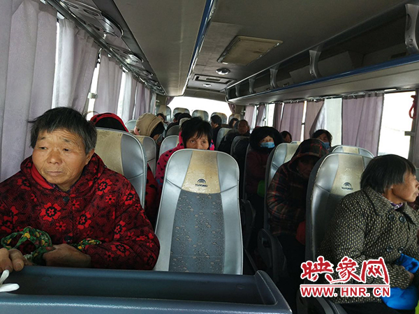 警方調(diào)來(lái)車(chē)輛，將超載人員轉(zhuǎn)運(yùn)走