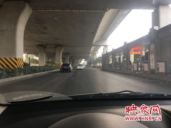 限行首日，三環(huán)橋上橋下，車輛不多，交通狀況良好。