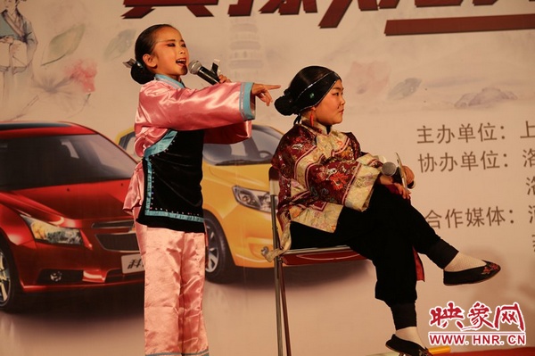 兩個(gè)小演員的表演活潑，惹得觀眾連連叫好。
