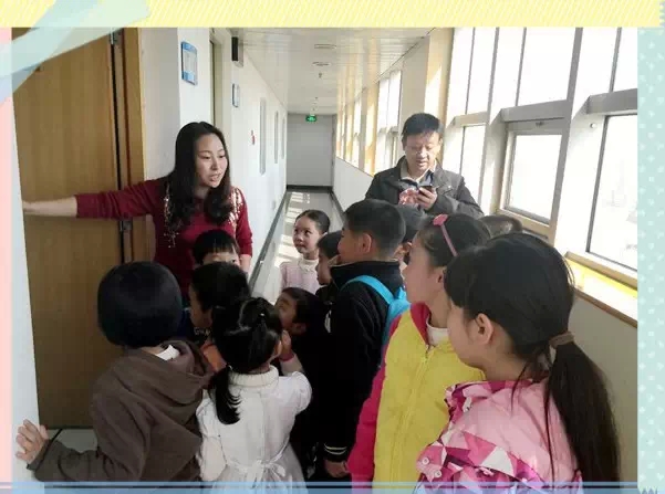 “別擠！”丁蘭姐姐說，這里就是電臺的總控機房，很重要的地方哦！