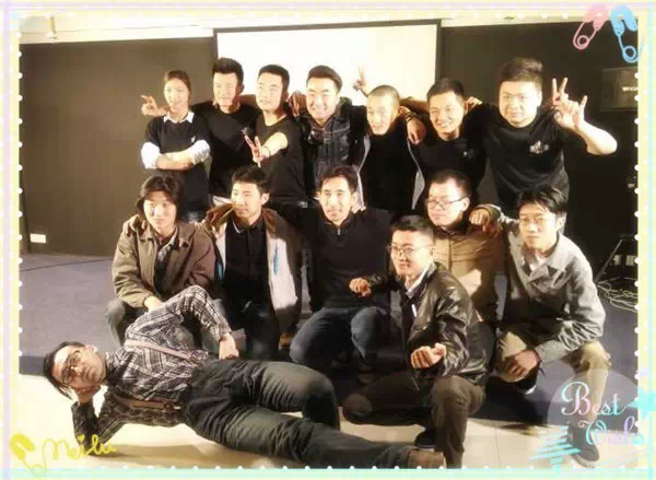 表演結(jié)束，看這哥們兒，為了和演員合影也是蠻拼的！