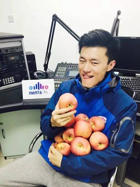 要不你跟我一身裸吧？來(lái)嘛來(lái)嘛……