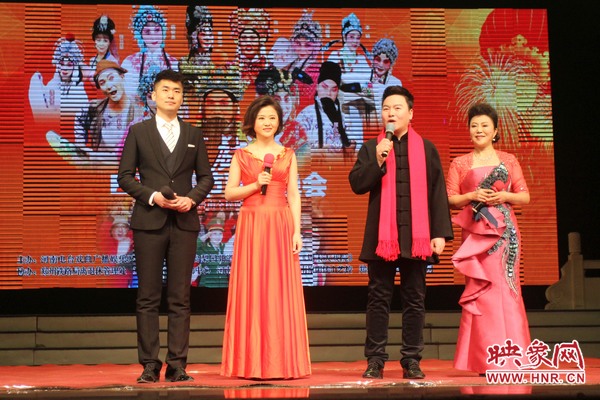 戲迷春晚主持人月陽(yáng)（右二）、李亞楠（右一）、王巖（左二）、王曉凡（左一）