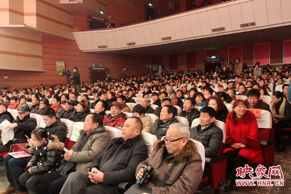 晚會(huì)現(xiàn)場(chǎng)座無(wú)虛席