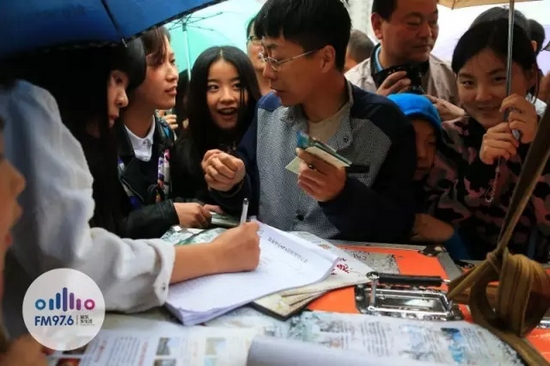 現(xiàn)場(chǎng)觀眾被臺(tái)上的浪漫氣氛感染，紛紛報(bào)名參加現(xiàn)場(chǎng)表白。