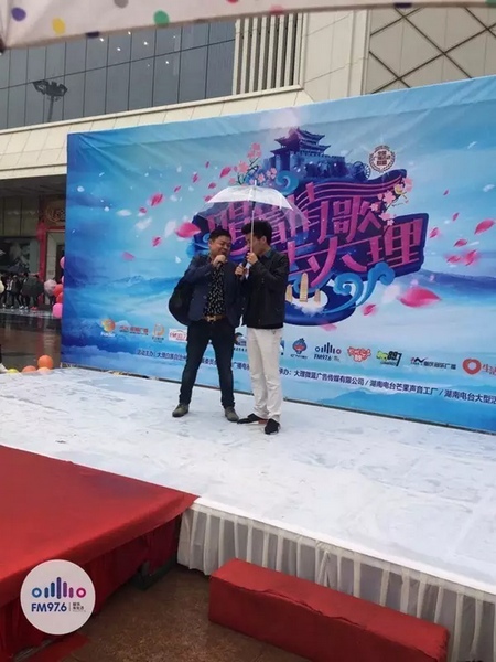 這位男士向遠(yuǎn)在家鄉(xiāng)的妻子隔空表白，勇氣真是大大的，您對(duì)妻子的愛，已經(jīng)超越萬水千山。