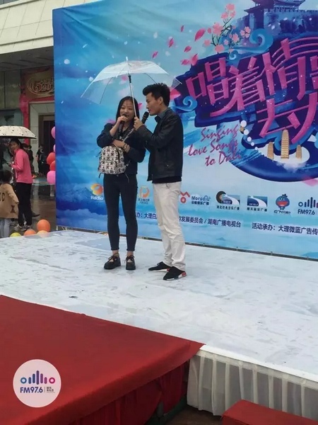 這是一位在校大學(xué)校，暗暗的喜歡純純的愛。