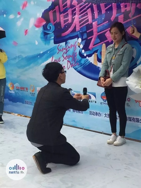 蘇世龍手捧戒指，單膝跪地向夢(mèng)夢(mèng)求婚，夢(mèng)夢(mèng)激動(dòng)的說不出話來，點(diǎn)頭答應(yīng)~