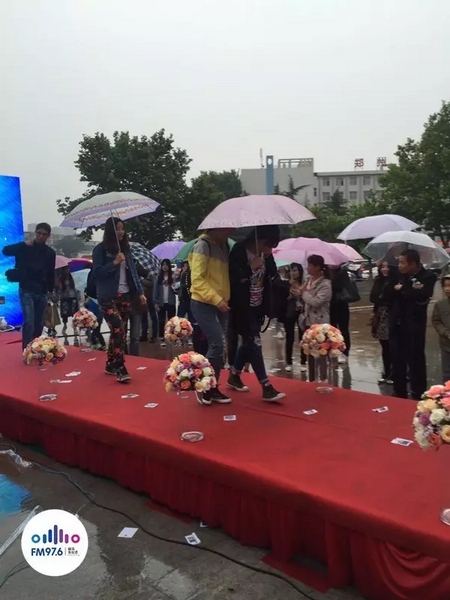 　　好友從屏幕后面走出來，他們特意從陜西、平頂山趕來為兩人送出祝福。