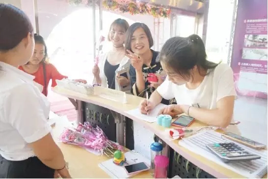 到場(chǎng)嘉賓均獲得巧克力一盒，女士另外還獲得獲得玫瑰花一支。