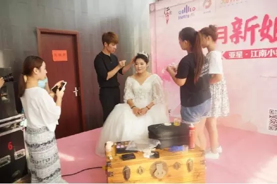 幸運(yùn)嘉賓在現(xiàn)場(chǎng)獲得造型師帶來的專業(yè)化妝造型和婚紗攝影服務(wù)