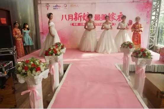 專業(yè)模特帶來的唯美動(dòng)人的婚紗秀