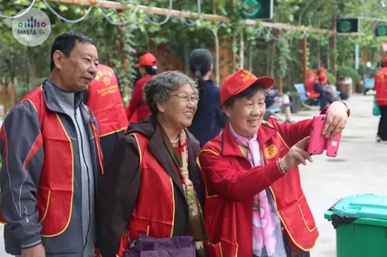 爺爺奶奶叔叔阿姨被盛運莊園的景致吸引，紛紛拍照留影