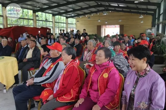 臺上展風(fēng)采，臺下笑開懷