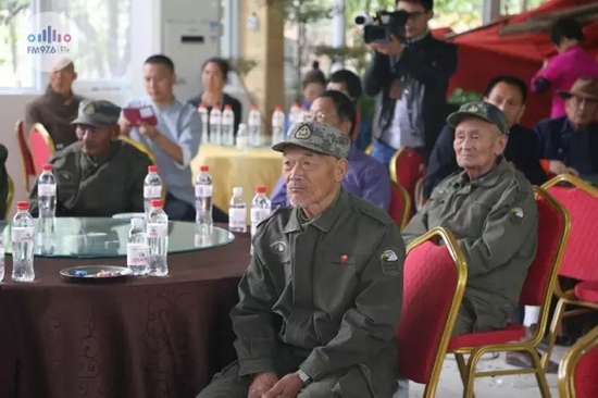 臺上展風(fēng)采，臺下笑開懷