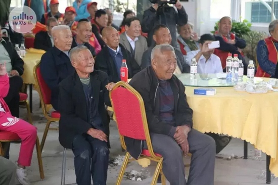 臺上展風(fēng)采，臺下笑開懷