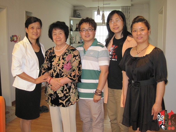 戲曲廣播記者曉雪、中國(guó)越調(diào)網(wǎng)站長(zhǎng)郭慶璋與越調(diào)名家袁秀蓮及其徒弟合影