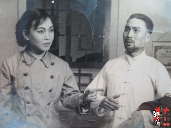 方玉蘭、杜世杰在現(xiàn)戲《在兩條戰(zhàn)線上》中