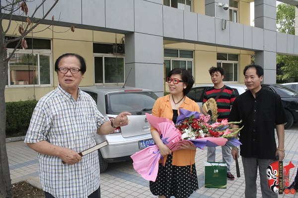 左起:著名豫劇表演藝術(shù)家賈庭聚、河南電臺戲曲廣播總監(jiān)木子、唐派再傳弟子郭志成等待看望馬云玲女士 左起:著名豫劇表演藝術(shù)家賈庭聚、河南電臺戲曲廣播總監(jiān)木子、唐派再傳弟子郭志成等待看望馬云玲女士