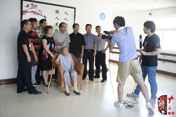 唐派眾弟子將通過視頻向7月15日在鄭東新區(qū)噴泉廣場觀看《豫韻唐風——豫劇唐派名家票友演唱會》演出的 唐派眾弟子將通過視頻向7月15日在鄭東新區(qū)噴泉廣場觀看《豫韻唐風——豫劇唐派名家票友演唱會》演出的