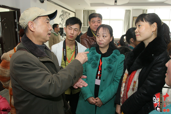 03著名黃梅戲表演藝術(shù)家、有“小董永”之稱(chēng)的夏承平進(jìn)入比賽現(xiàn)場(chǎng)就被黃梅戲粉絲圍觀(guān)