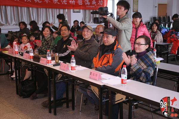 評(píng)委（左起）：河南電臺(tái)戲曲廣播《票友排行榜》河南十大名票黃立群、陜西戲曲廣播資深音樂(lè)編輯焦詠、著名黃