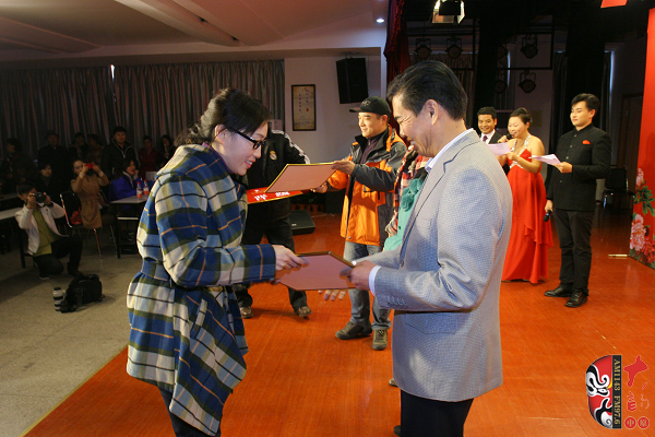 河南電臺(tái)戲曲廣播副總監(jiān)張彤、安徽戲曲廣播副總監(jiān)汪源、陜西戲曲廣播資深音樂(lè)編輯焦詠為晉級(jí)選手頒發(fā)晉級(jí)牌