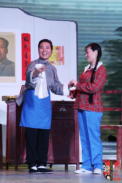 第三場，河南電臺戲曲廣播總監(jiān)木子（左）飾栓保娘，《梨園星秀場》《有你就有戲》主持人媛媛（右）飾銀環(huán)