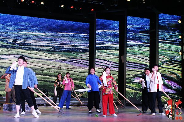 群眾勞動場面，劇中演員包含票友、專業(yè)演員、戲迷