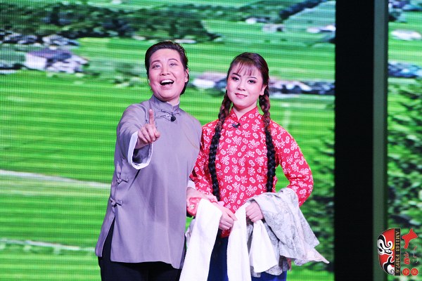 第九場，河南電臺戲曲廣播總監(jiān)木子（左）飾栓保娘，素雅青年豫劇團(tuán)劉帥毅（右）飾銀環(huán)