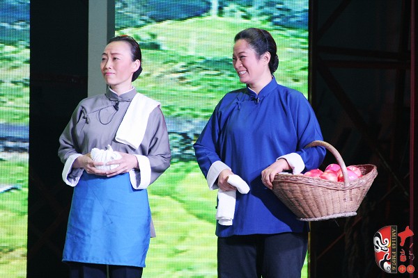 第七場，河南電臺戲曲廣播副總監(jiān)、中國播音主持金話筒獎獲得者張彤（左）飾栓保娘