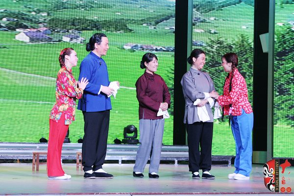 著名戲曲節(jié)目主持人、河南電臺戲曲廣播當(dāng)家小生月陽（左二）反串飾演二大娘