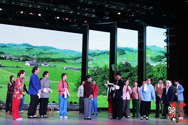 眾鄉(xiāng)親場面——包含河南電臺戲曲廣播主持人，專業(yè)戲曲演員、戲曲票友，河南電臺戲曲廣播聽眾