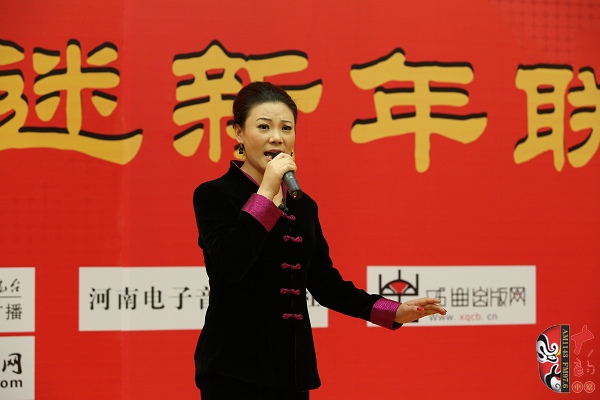 戲曲廣播主持人王唯、曉琴、丁蘭、李鋮及鄭州市曲劇團(tuán)優(yōu)秀演員張娜共同表演的小品《賣鞋》