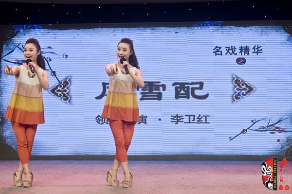 高玉明、高玉慧雙胞胎姐妹助興表演