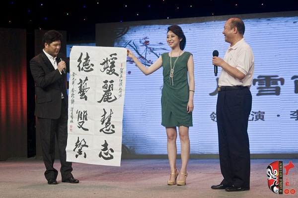 美國(guó)商會(huì)河南分會(huì)會(huì)長(zhǎng)、豫劇名票翟金城先生親自揮毫增字祝賀并當(dāng)場(chǎng)即興演出