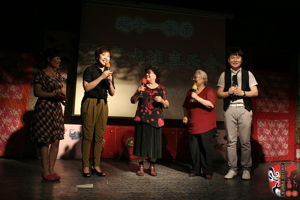 戲曲廣播總監(jiān)木子、豫劇表演藝術(shù)家楊華瑞、高潔、戲曲廣播當(dāng)家小生月陽、票友張華合作表演《朝陽溝》選段