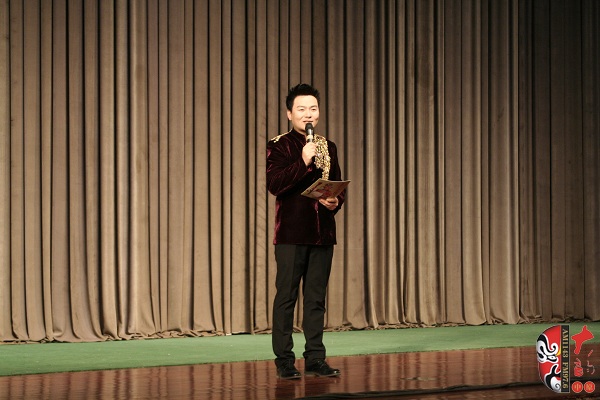 主持人：著名戲曲節(jié)目主持人、河南電臺(tái)戲曲廣播“當(dāng)家小生”月陽(yáng)