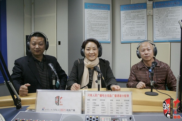 本次傳統(tǒng)古裝大戲《三哭殿》的輔導(dǎo)老師之一、著名越調(diào)演員李娟（中）及本次大戲的主要演員做客直播間