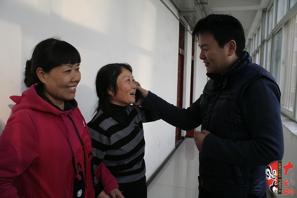  著名戲曲節(jié)目主持人、河南電臺(tái)戲曲廣播當(dāng)家小生月陽在排練現(xiàn)場(chǎng)連線直播間并采訪劇目主要演員