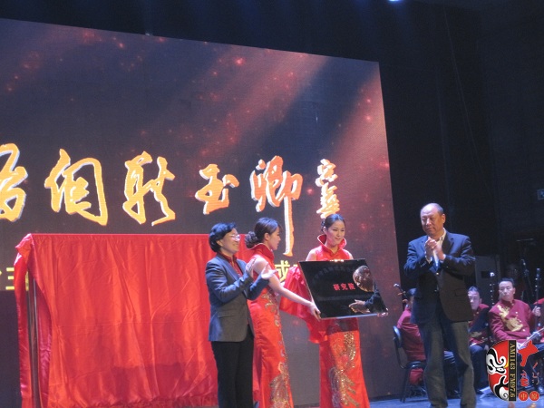 省委組織部副部長、人力資源和社會保障廳廳長楊盛道，省文化廳廳長楊麗萍為玉卿戲曲音樂藝術(shù)研究院揭牌
